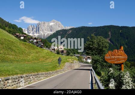 Italia, villaggio Tires aka Tires - e Valojet formazione rocciosa in Alto Adige Foto Stock