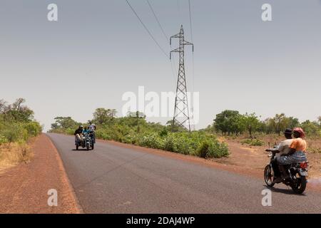 Selingue, Mali, 25 aprile 2015; i piloni elettrici distribuiscono energia dalla diga di Seligue. Foto Stock