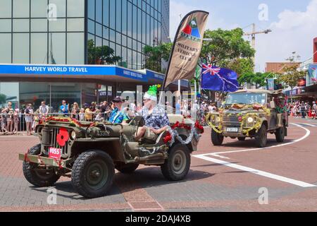 Decorati veicoli militari, una jeep e una Land Rover, partecipando a una parata di Natale a Tauranga, Nuova Zelanda Foto Stock