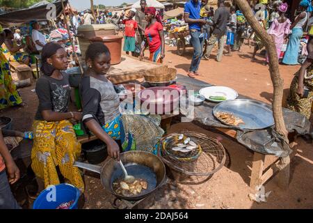 Selingue, Mali, 25 aprile 2015; vendita di pesce fritto il giorno del mercato. Foto Stock
