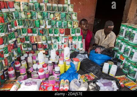 Selingue, Mali, 25 aprile 2015; Stall che vende sementi e prodotti agroculturali in giornata di mercato. Foto Stock