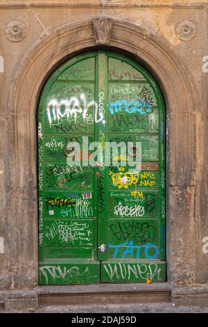 Sportello verde con scritta spray. Roma, Lazio, Italia, Europa Foto Stock
