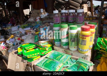 Selingue, Mali, 25 aprile 2015; Stall che vende sementi e prodotti agroculturali in giornata di mercato. Foto Stock