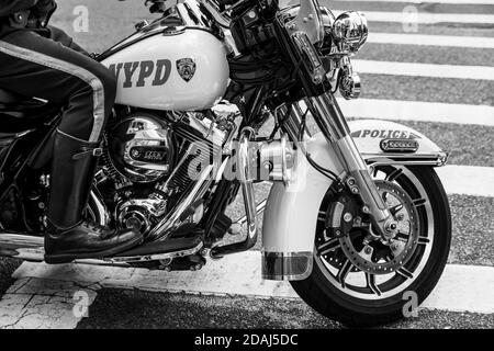 NEW YORK, USA - 17 settembre 2017: Immagine in bianco e nero degli ufficiali della NYPD sulle motociclette che forniscono sicurezza a Manhattan. Il Dipartimento di polizia di NYC (NYPD) è t Foto Stock