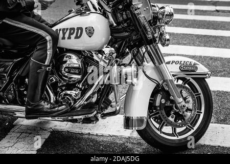 NEW YORK, USA - 17 settembre 2017: Immagine in bianco e nero degli ufficiali della NYPD sulle motociclette che forniscono sicurezza a Manhattan. Il Dipartimento di polizia di NYC (NYPD) è t Foto Stock