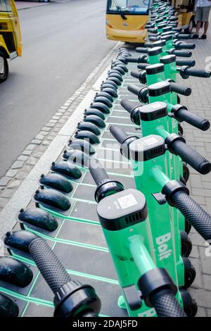 Manubrio su scooter verdi in affitto a Cracovia, in Polonia, in una giornata estiva. Foto Stock