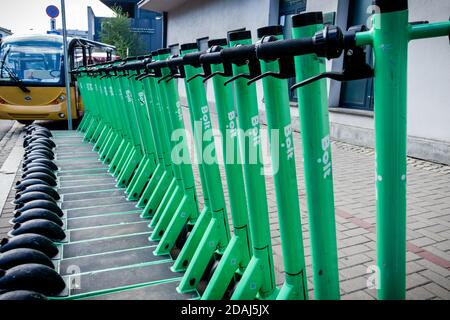 Fila di ponti verdi per scooter e manubri a Cracovia, in Polonia, in una giornata estiva. Foto Stock