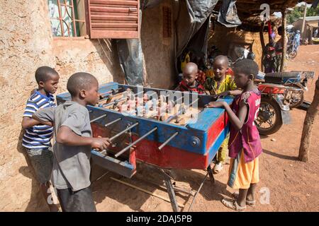 Selingue, Mali, 25 aprile 2015; i bambini giocano a calcio balilla nel mercato Foto Stock