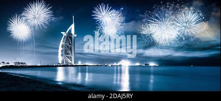 Fuochi d'artificio intorno al Burj Al Arab - esotica Nuovo Anno destinazione, Dubai, Emirati arabi uniti Foto Stock