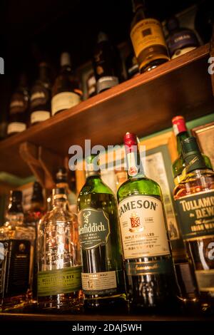 Bucarest, Romania - 14 luglio 2020: Immagine editoriale illustrativa di varie bottiglie di whisky esposte in un pub di Bucarest, Romania. Foto Stock