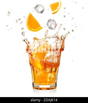 fette di arancio e cubetti di ghiaccio che cadono in un cocktail isolato su sfondo bianco Foto Stock