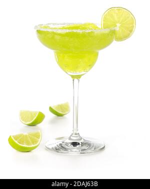 margarita surgelata guarnita con fettina di lime e bordo salato Foto Stock