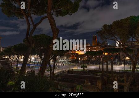 Vista notturna delle rovine del Foro di Traiano e dei mercati di Traiano. Sotto via dei fori Imperiali e le rovine dei fori Imperiali. Roma, Lazio, Italia, Foto Stock