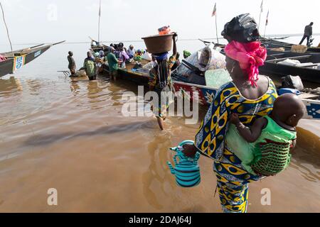 Selingue, Mali, 25 aprile 2015; Cariere villaggio sul lago di diga è un villaggio di pescatori. Oggi le barche trasportano la gente ad altri villaggi sul lago quale Sogogogogala per giorno di mercato nella città di Selingue. Il viaggio di andata e ritorno costa 750 CFA a persona. Foto Stock