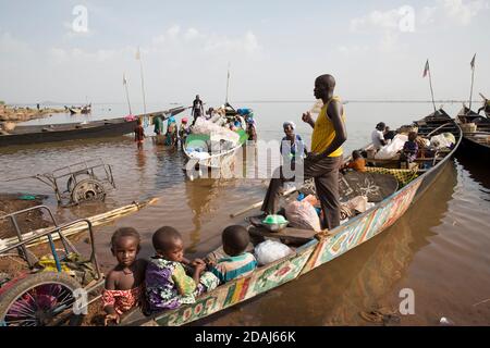 Selingue, Mali, 25 aprile 2015; Cariere villaggio sul lago di diga è un villaggio di pescatori. Oggi le barche trasportano la gente ad altri villaggi sul lago quale Sogogogogala per giorno di mercato nella città di Selingue. Il viaggio di andata e ritorno costa 750 CFA a persona. Foto Stock