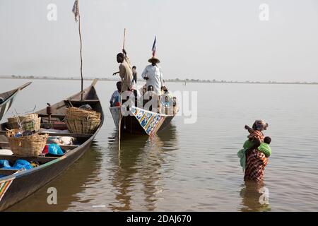 Selingue, Mali, 25 aprile 2015; Cariere villaggio sul lago di diga è un villaggio di pescatori. Oggi le barche trasportano la gente ad altri villaggi sul lago quale Sogogogogala per giorno di mercato nella città di Selingue. Il viaggio di andata e ritorno costa 750 CFA a persona. Foto Stock