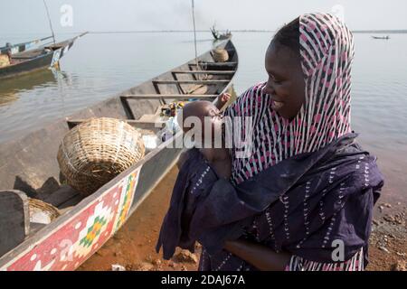 Selingue, Mali, 25 aprile 2015; Aissata Koita con la figlia, che ha un mese e non ancora nominata. Fa parte di una famiglia Bozo, che in genere vive e viaggia sul fiume. Foto Stock