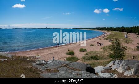 Persone in spiaggia di sabbia soleggiata sul mare della città di Hanko Nella parte più meridionale della Finlandia Foto Stock