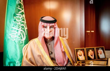 Berlino, Germania. 12 Nov 2020. Adel al-Dschubair, ministro degli Affari Esteri dell'Arabia Saudita, guarda alla fotocamera del fotografo ai margini di un'intervista. Quest'anno, il G20 si svolgerà in formato digitale nella capitale Riyadh dal 21-22 novembre. Credit: Kay Nietfeld/dpa/Alamy Live News Foto Stock