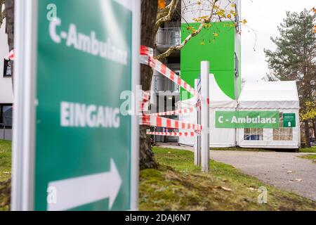 Friburgo, Germania. 13 Nov 2020. C'è un cartello per la Corona Outpatient Clinic nei terreni dell'Ospedale Universitario di Friburgo. Credit: Philippe von Ditfurth/dpa/Alamy Live News Foto Stock