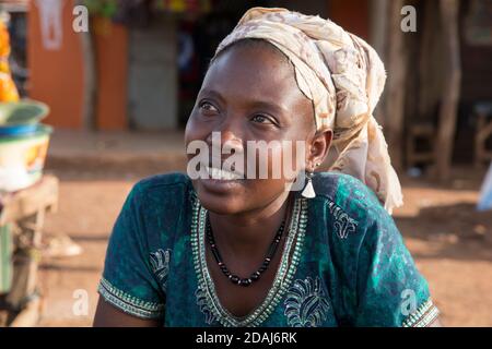 Selingue, Mali, 25 aprile 2015; Aisseta Traore, 35, è stato un venditore di pesce per 10 anni. Compra pesce dal mercato del pesce e lo vende sopra. Foto Stock