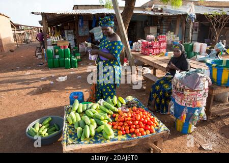 Selingue, Mali, 25 aprile 2015; commercianti di strada che vendono prodotti di veggitables sulla strada principale Foto Stock