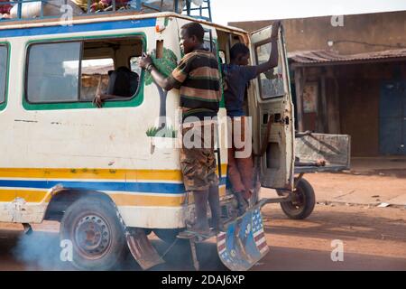 Selingue, Mali, 25 aprile 2015; un autobus carico che lascia la città. Foto Stock