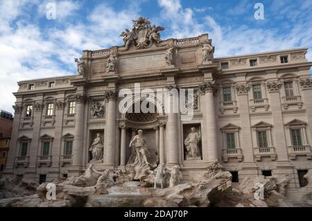 La facciata di Palazzo poli e parte della fontana di Trevi sulla Piazza Romana di Trevi contro il bel cielo d'Italia. Foto Stock