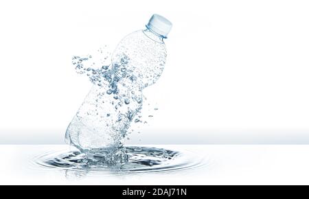 bottiglia d'acqua e bolle sopra l'onda increspata isolate su bianco Foto Stock