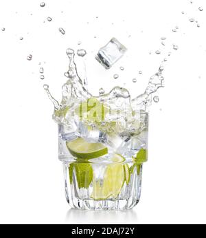 cubo di ghiaccio che cade in un mojito isolato su sfondo bianco Foto Stock