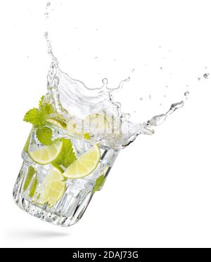 vetro di mojito volante e spruzzi isolato su bianco Foto Stock