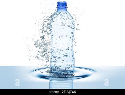 bottiglia d'acqua e bolle sopra l'onda increspata isolate su bianco Foto Stock