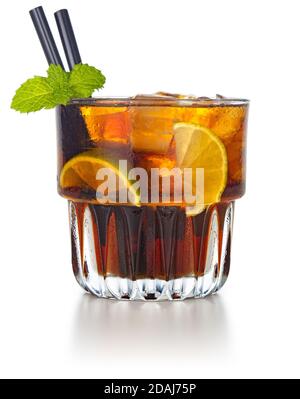 bevanda al rum e alla cola guarnita con spicchi di lime e menta foglia Foto Stock