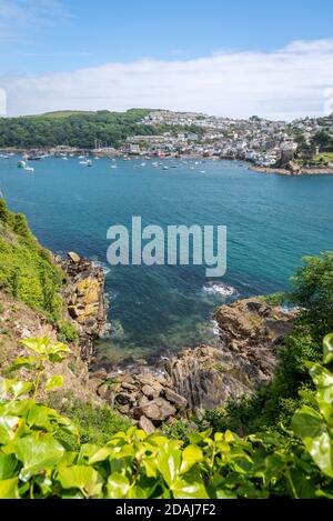 Onde che si infrangono su rocce sulla riva del Fowey estuario, Fowey, Cornovaglia, Regno Unito Foto Stock