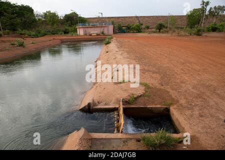 Selingue, Mali, 26 aprile 2015; il principale cannello di irrigazione per i terreni agricoli irrigati di Selingue. Foto Stock