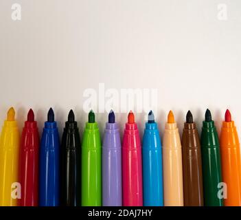 Diversi colori delle penne in feltro su sfondo bianco. Design di marcatori per lavori artigianali Foto Stock