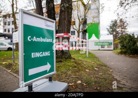 Friburgo, Germania. 13 Nov 2020. Una tavoletta di ardesia altrimenti vuota sulla parete esterna di un ristorante porta l'iscrizione 'oggi'. A causa delle restrizioni decise dai governi federali e statali, attualmente non è consentito l'apertura di ristoranti e strutture di ristorazione. Credit: Philippe von Ditfurth/dpa/Alamy Live News Foto Stock