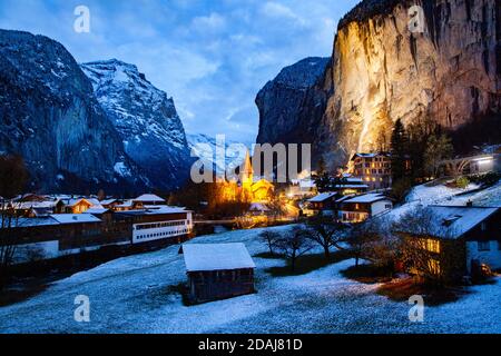 incredibile villaggio turistico alpino di notte in inverno con famoso chiesa e cascata di Staubbach Lauterbrunnen Svizzera Europa Foto Stock