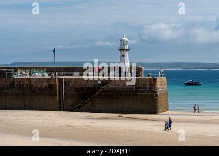 Faro di Smeatons Pier, porto di St Ives a bassa marea, Cornovaglia, Regno Unito Foto Stock