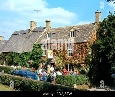 Persone che si divertono fuori dal Falkland Arms Pub, Great Tew, UK. Foto Stock