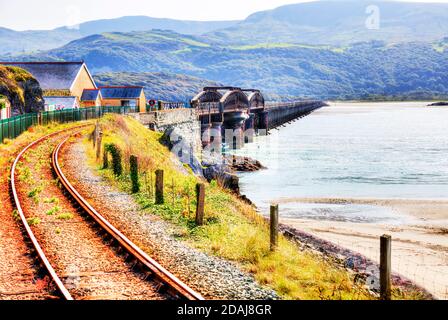 Barmouth Bridge, o Barmouth Viaduct, è un viadotto ferroviario in legno a binario singolo classificato di grado II* che attraversa l'estuario del fiume Mawddach vicino Barmouth, Foto Stock