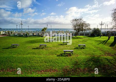 Posti a sedere all'aperto nei giardini di Villa Marina a Douglas, Isola di Man Foto Stock