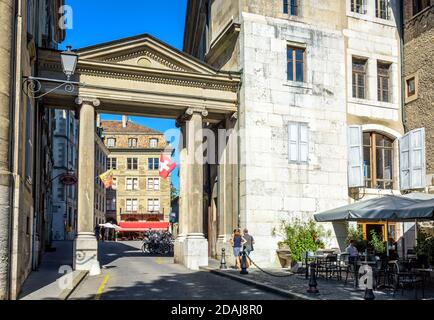 La Porte de la Treille è una porta in stile neoclassico del centro storico di Ginevra, situata sopra il Parc des Bastions, in cima alla rampa de la Treille Foto Stock