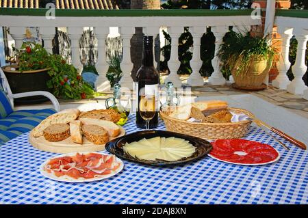 Selezione di tapas tra cui formaggio Manchego e prosciutto di Serrano con sherry, Calahonda, Spagna. Foto Stock