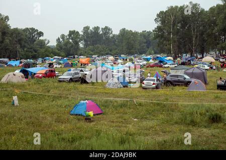 Campo estivo attrezzato per autotuisti con posti per il campeggio durante l'annuale festival internazionale di musica e artigianato 'World of Siberia' (FestMirSibiri). Foto Stock