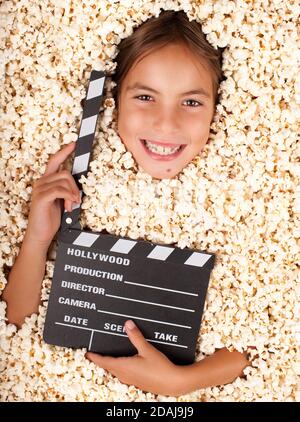 bambina sepolta in popcorn con bordo clapper film Foto Stock