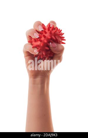 Femmina giovane mano con un virus isolato su sfondo bianco. Concetto di immunità al coronavirus nei giovani. Foto Stock