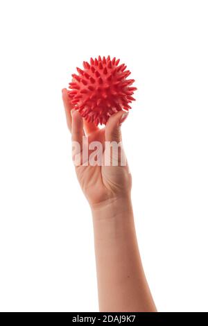 Femmina giovane mano con un virus isolato su sfondo bianco. Concetto di immunità al coronavirus nei giovani. Foto Stock