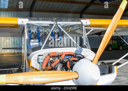 Aereo ultraleggero in hangar Foto Stock