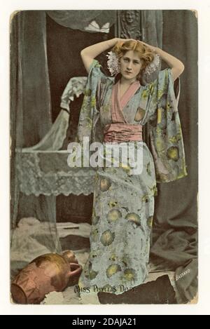 I primi anni del 1900 originale tinta saluto cartolina di Miss Phyllis dare, popolare attrice edoardiano e bellezza, indossando un kimono di seta, Londra, pubblicato il 16 1907 giugno, Regno Unito Foto Stock